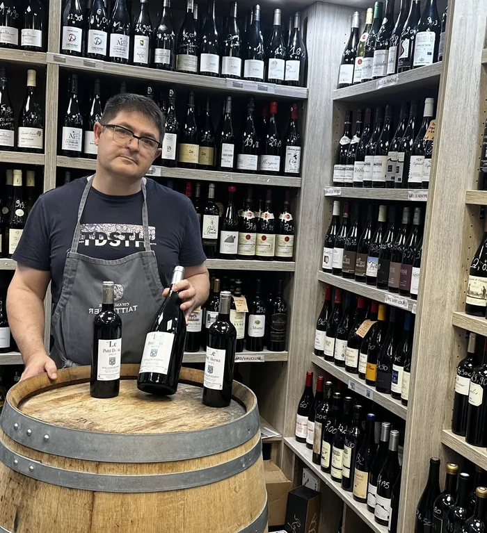 Christophe dans sa cave à vins à Villefranche-de-Lauragais