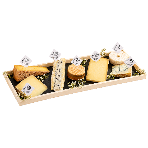 Plateau de fromages fins compos&eacute; sur mesure dans un plateau en bois