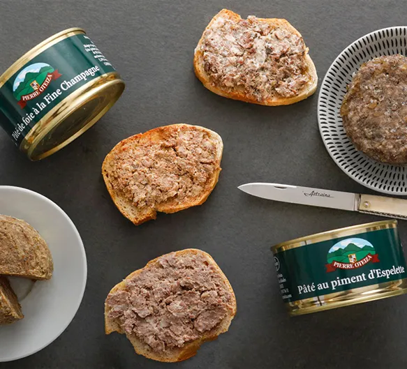 Tartines de pâtés fins Pierre Chiffre sur pain rustique avec couteaux artisanaux.