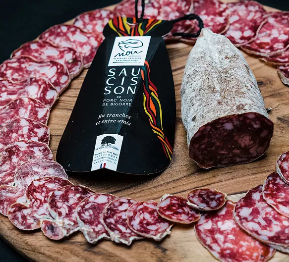 Saucisson sec de Bigorre en tranches et en rouleau, produit d'exception.