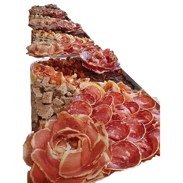 Assortiment de charcuteries fines et roses artisanales en présentation élégante.