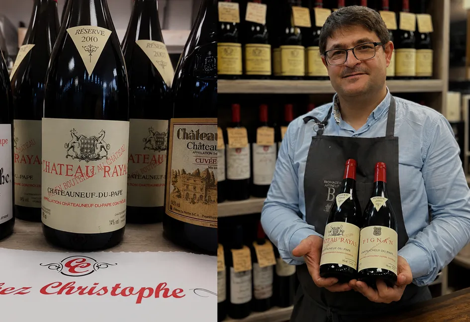 Caviste tenant des bouteilles de vin Château Rayas dans boutique spécialisée.