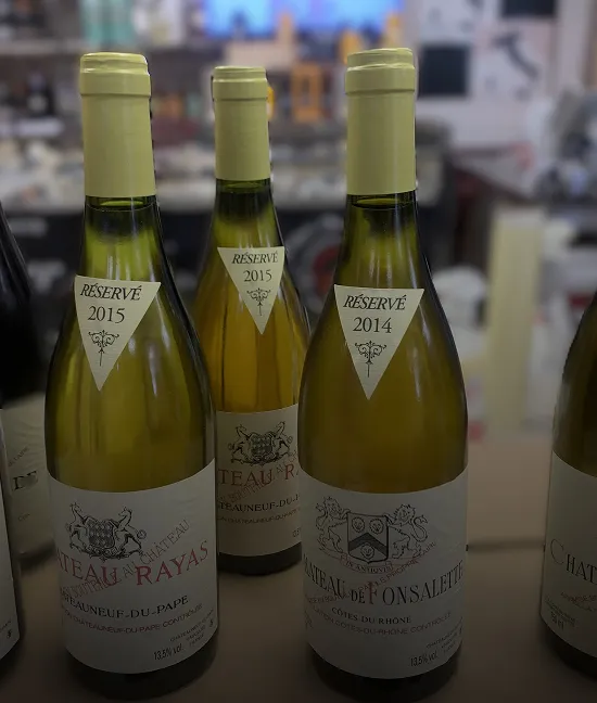 Trois bouteilles de vin Château Rayas Réservé 2014 et 2015, Côtes-du-Rhône.