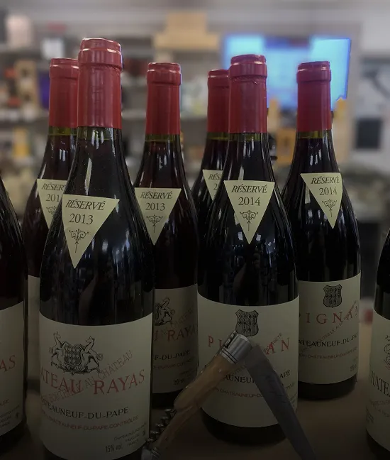 Bouteilles de vin Château Rayas Réservé 2013 et 2014 en cave.