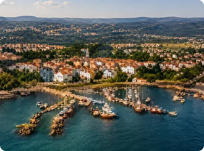 Ville côtière pittoresque avec port de plaisance et maisons colorées en bord de mer